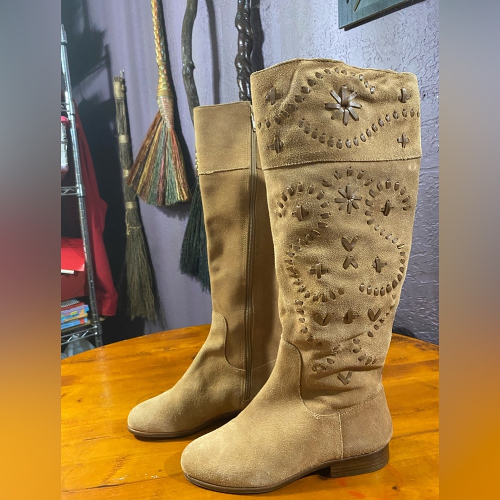 Jack Rogers size 6 fawn colored, very little wear!